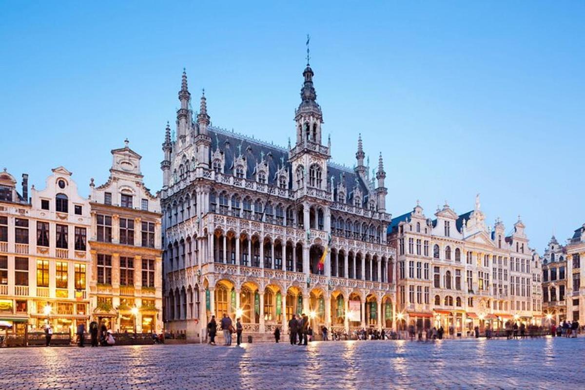 un grande edificio in mezzo a una strada