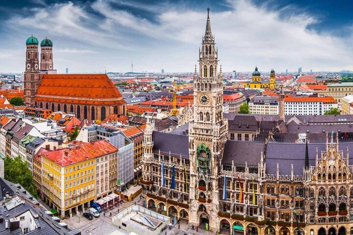 una vista aerea di una città con una torre dell'orologio