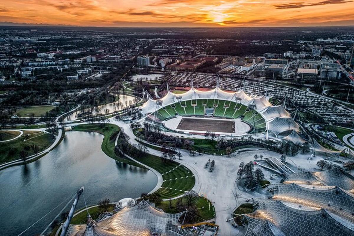 una vista aerea di uno stadio con un campo da calcio