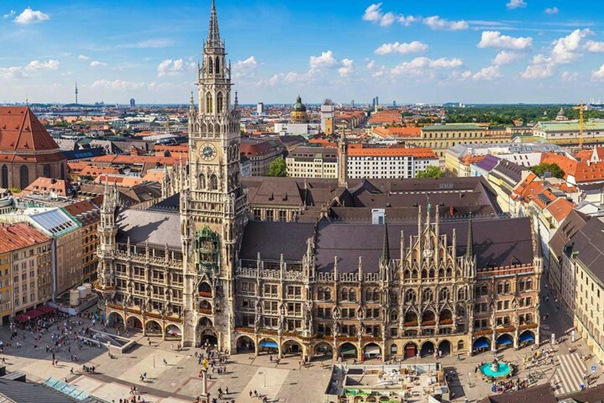 una vista aerea di un grande edificio con una torre dell'orologio