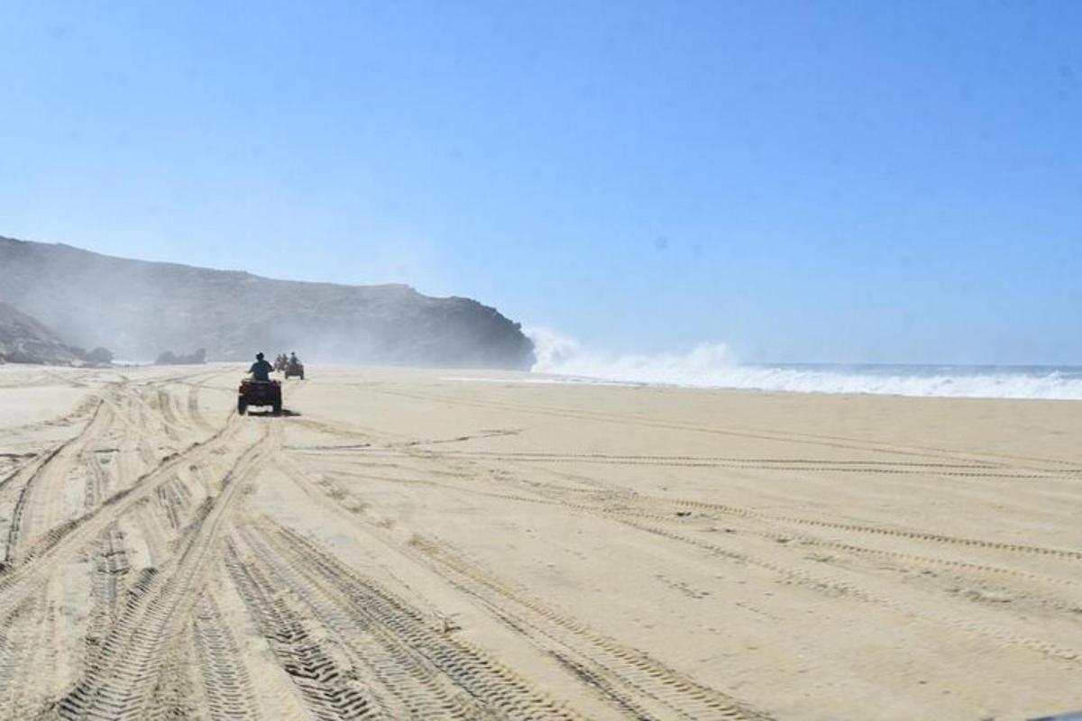 un gruppo di persone in motocicletta sulla spiaggia