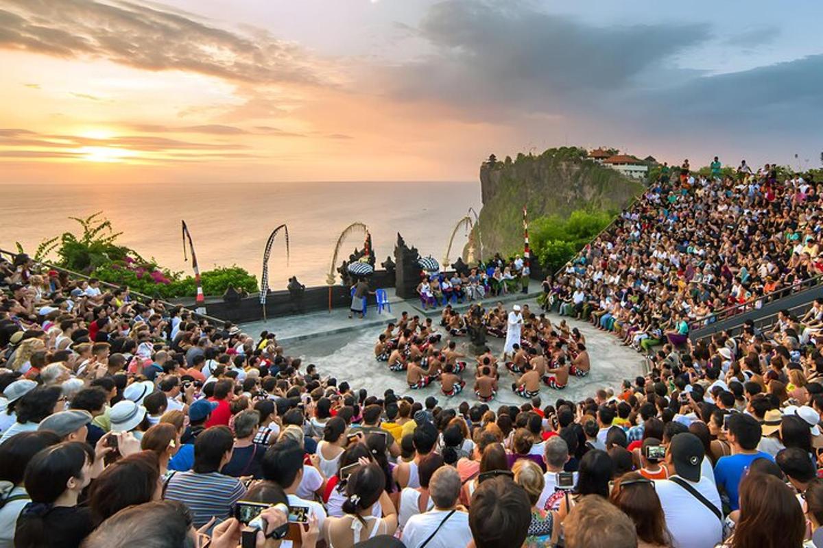 una gran multitud de gent veient un concert davant de l'oceà