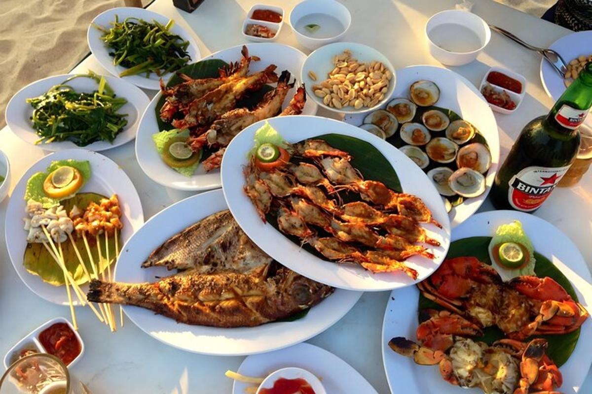 桌子上摆着许多盘子的食物