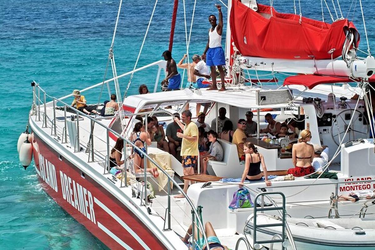 μια ομάδα ανθρώπων σε μια βάρκα στο νερό