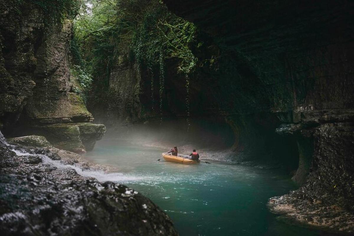 sepasang orang dalam bot di sungai