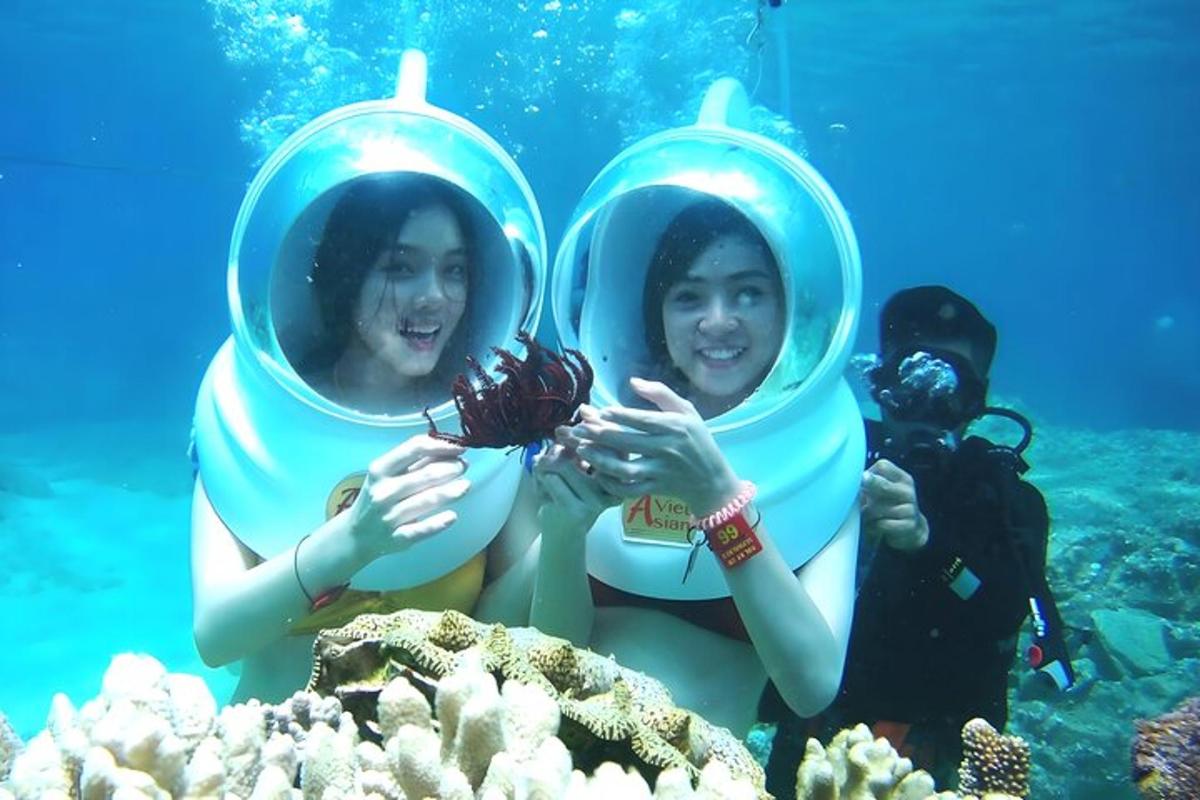 due ragazze indossano tubi gonfiabili in acqua