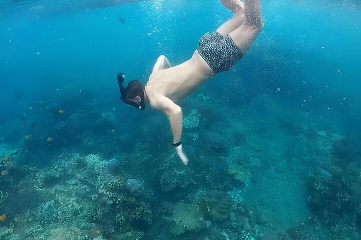 una mujer está nadando en el agua