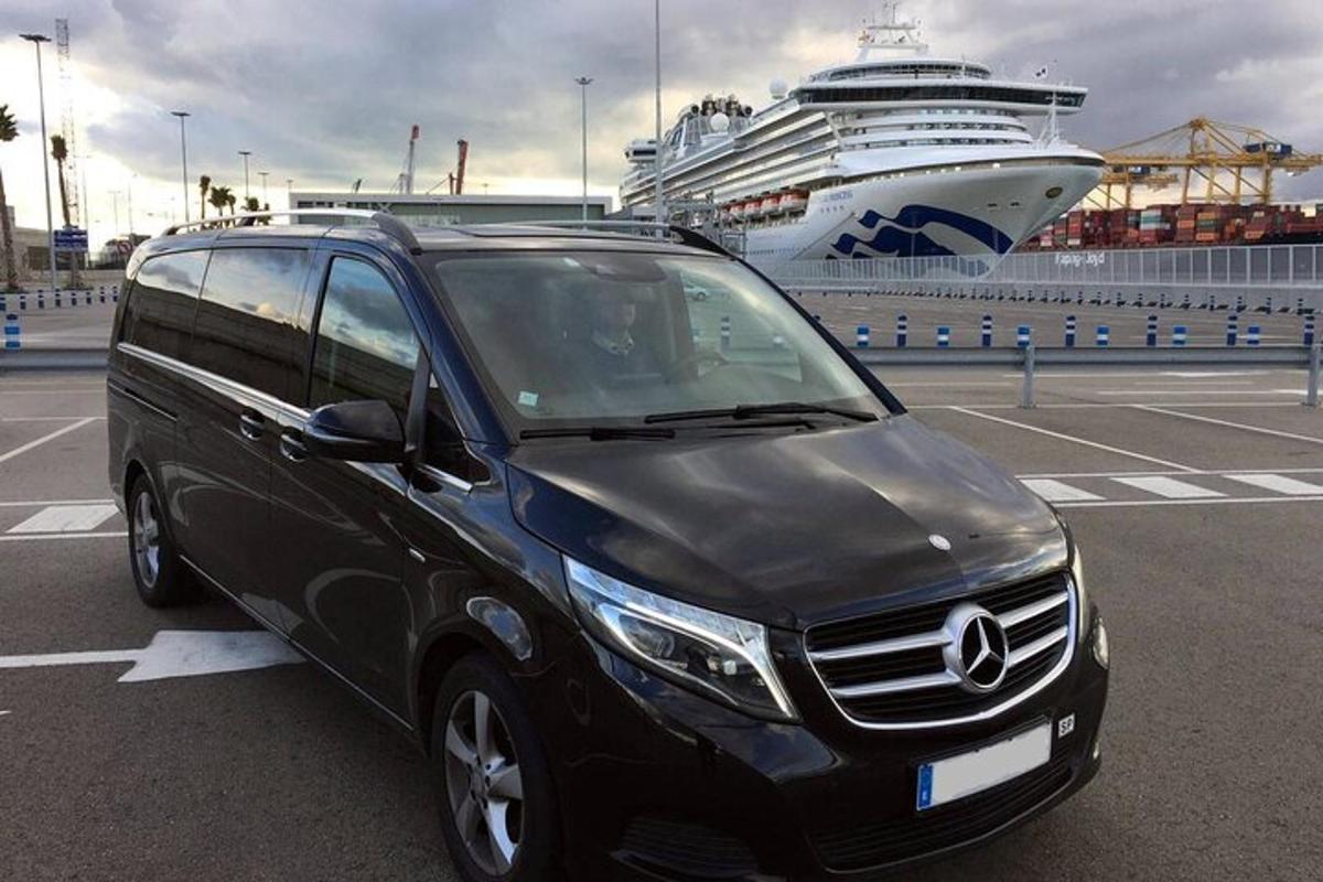must kaubik, mis on pargitud kruiisilaevaga parklasse
