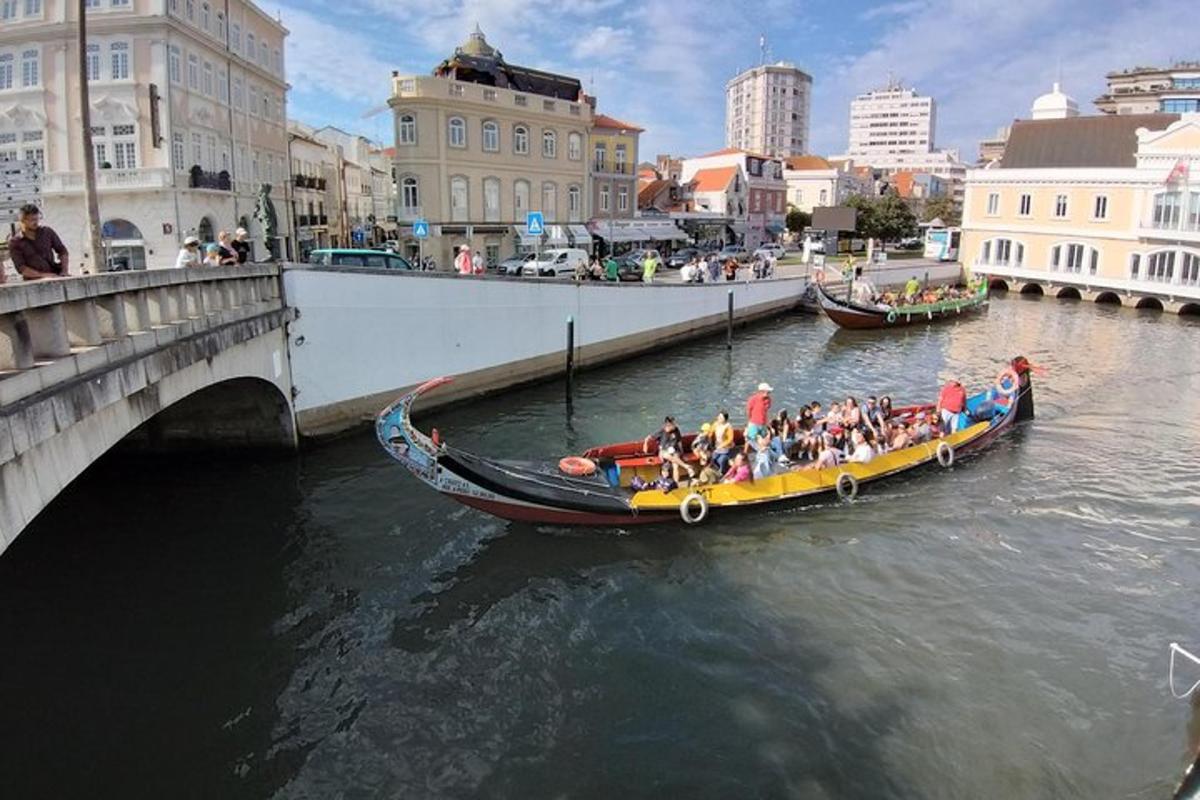 กลุ่มคนในเรือบนแม่น้ำใกล้สะพาน