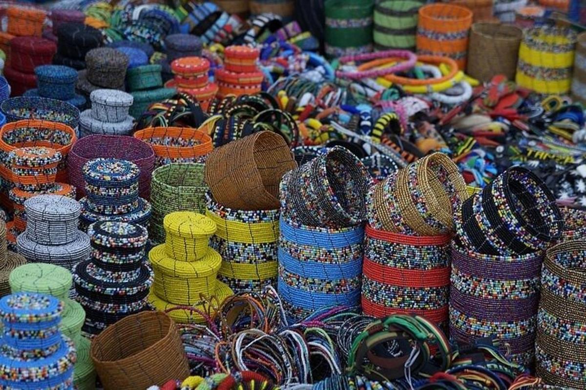 o expoziție de brățări și pălării colorate pe o piață