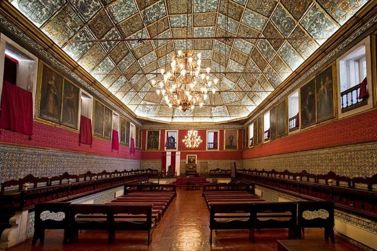 una gran sala amb un llum d'aranya i fileres de bancs