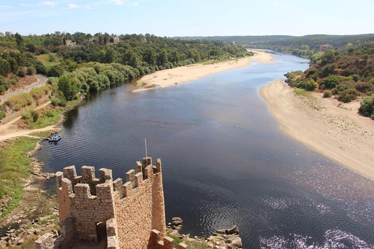 uma vista aérea de um castelo próximo a uma praia