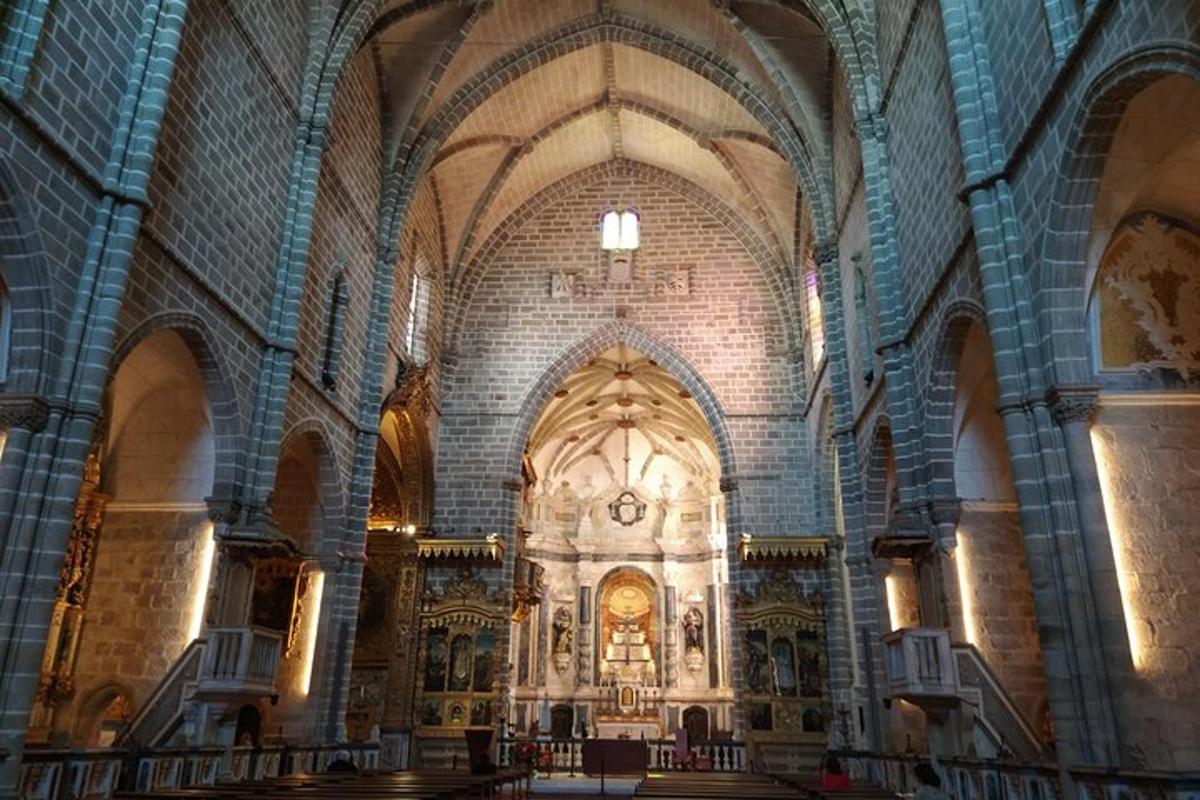 una gran iglesia con un gran edificio