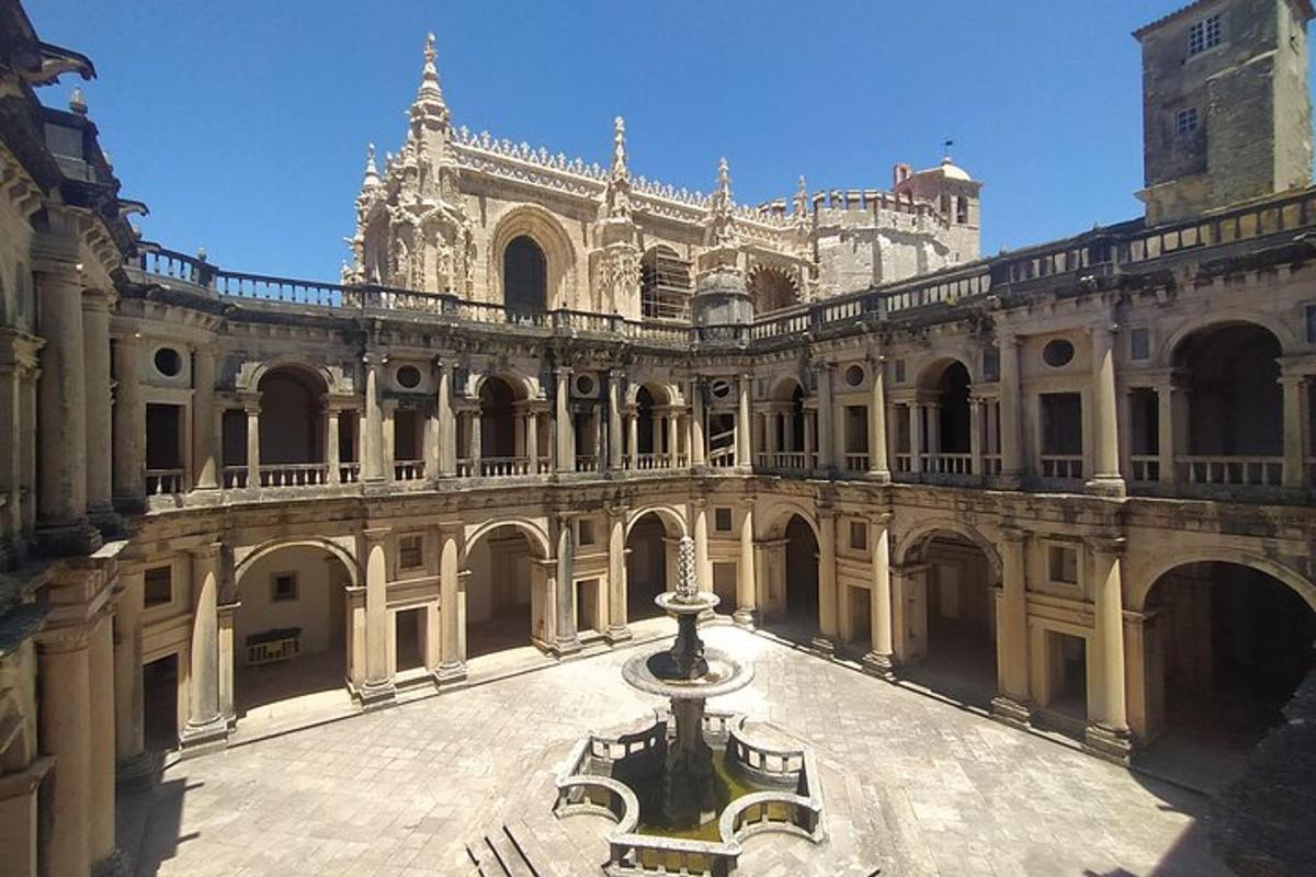 um grande edifício com uma fonte em um pátio