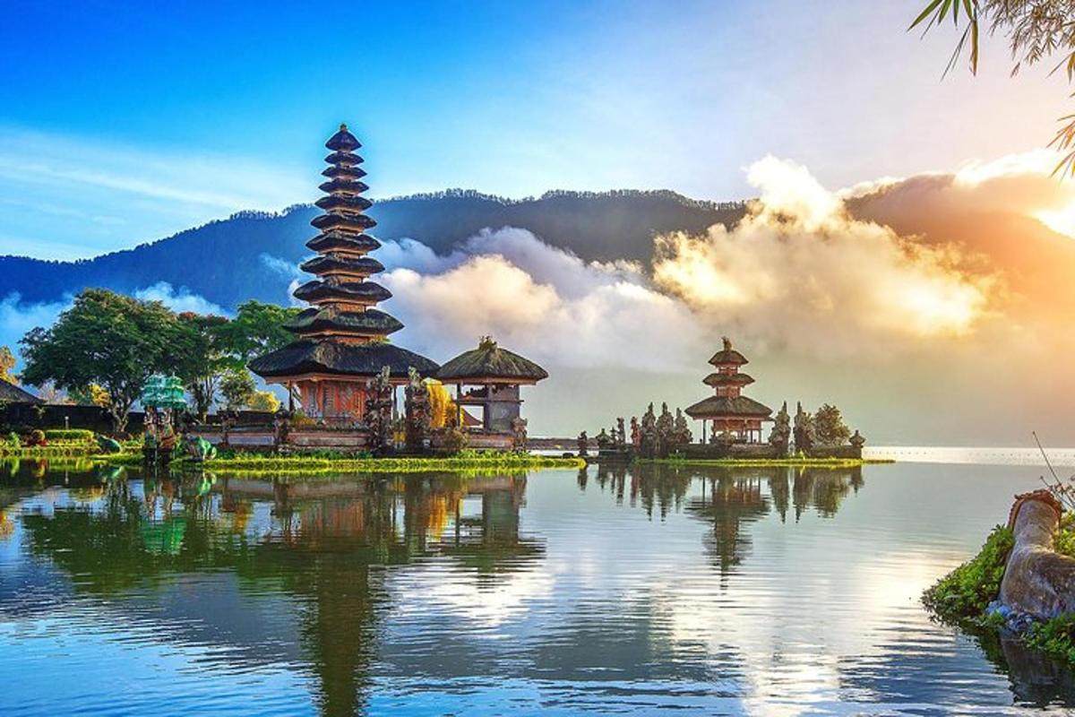 isang grupo ng mga pagoda na nakaupo sa tuktok ng isang lawa