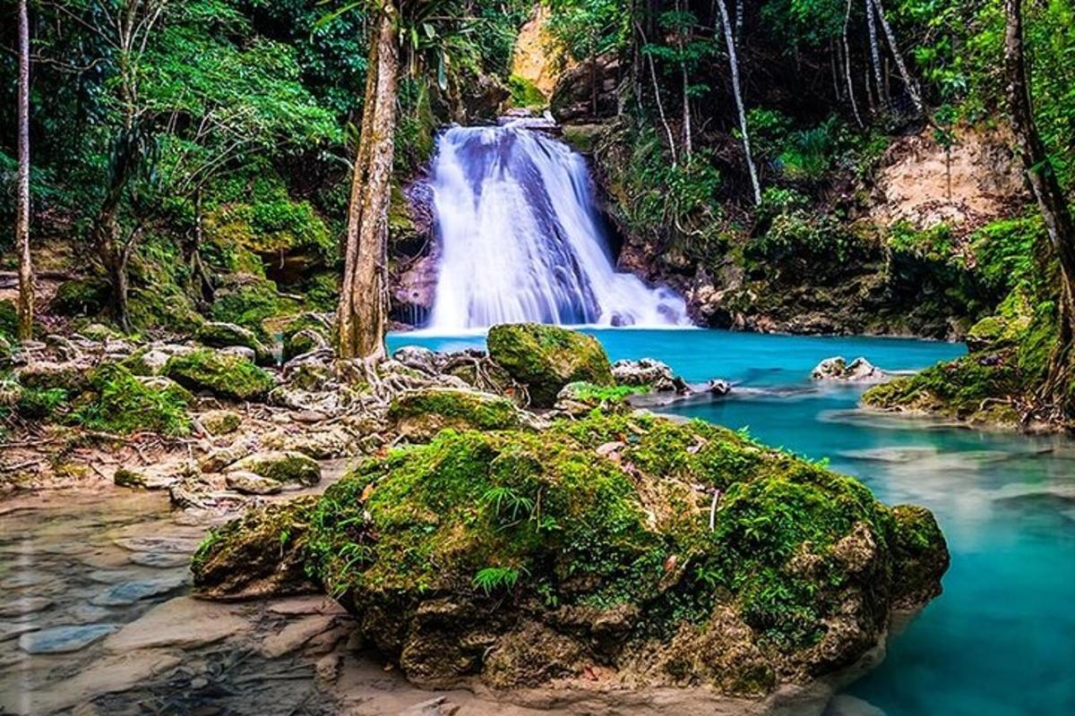 una cascada al mig d'un riu amb roques