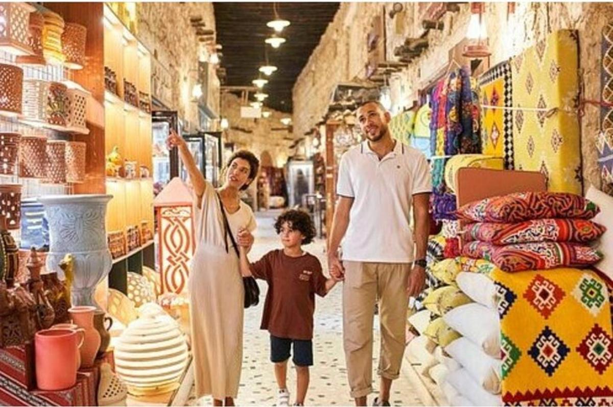 sebuah keluarga berjalan melalui sebuah kedai dengan seorang anak