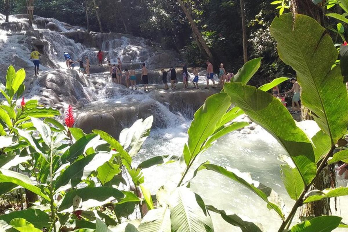 uma cachoeira em um parque com pessoas nela