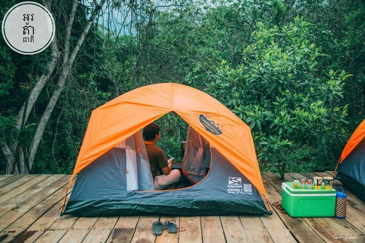 dues persones assegudes en una tenda de campanya en una coberta