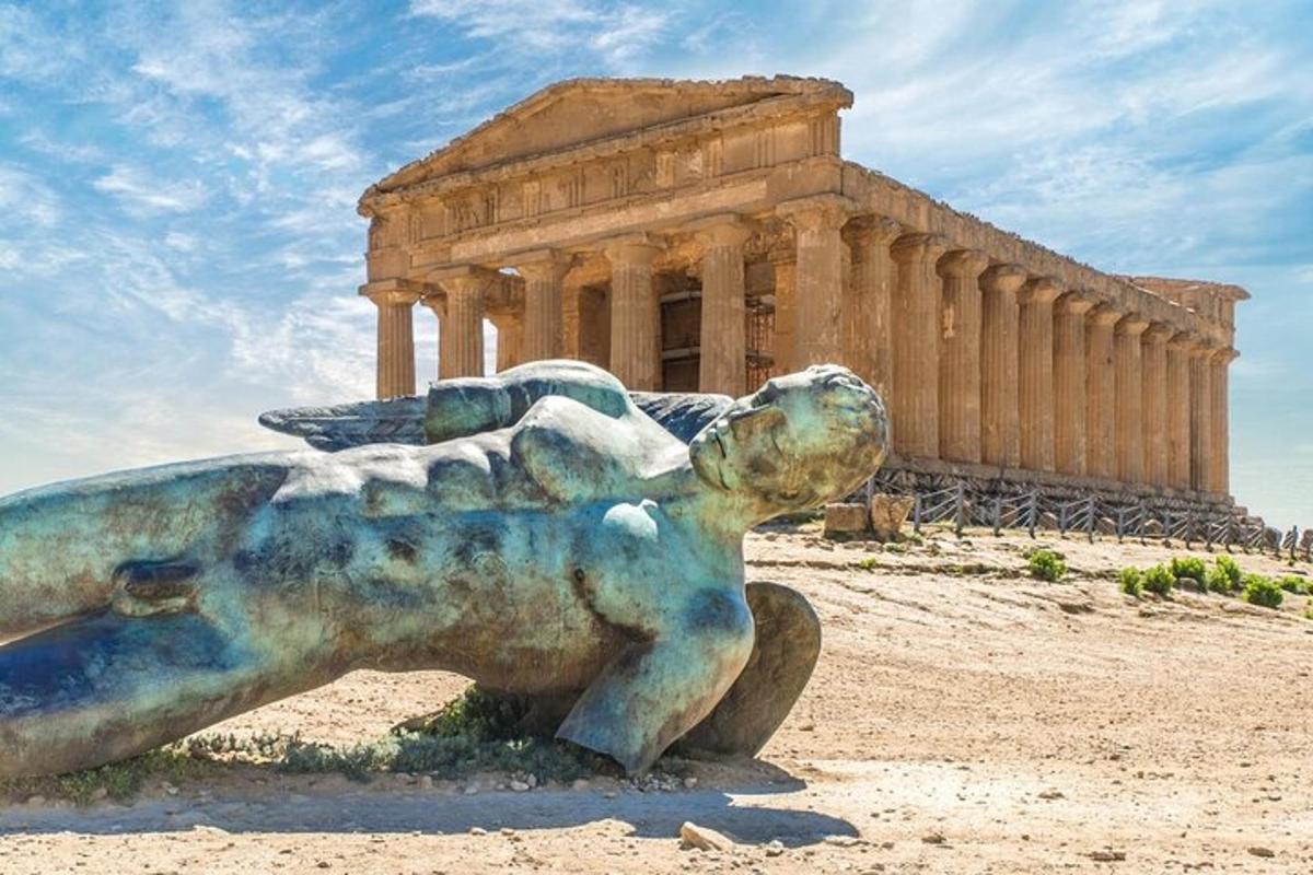 una estatua de un león frente a un edificio