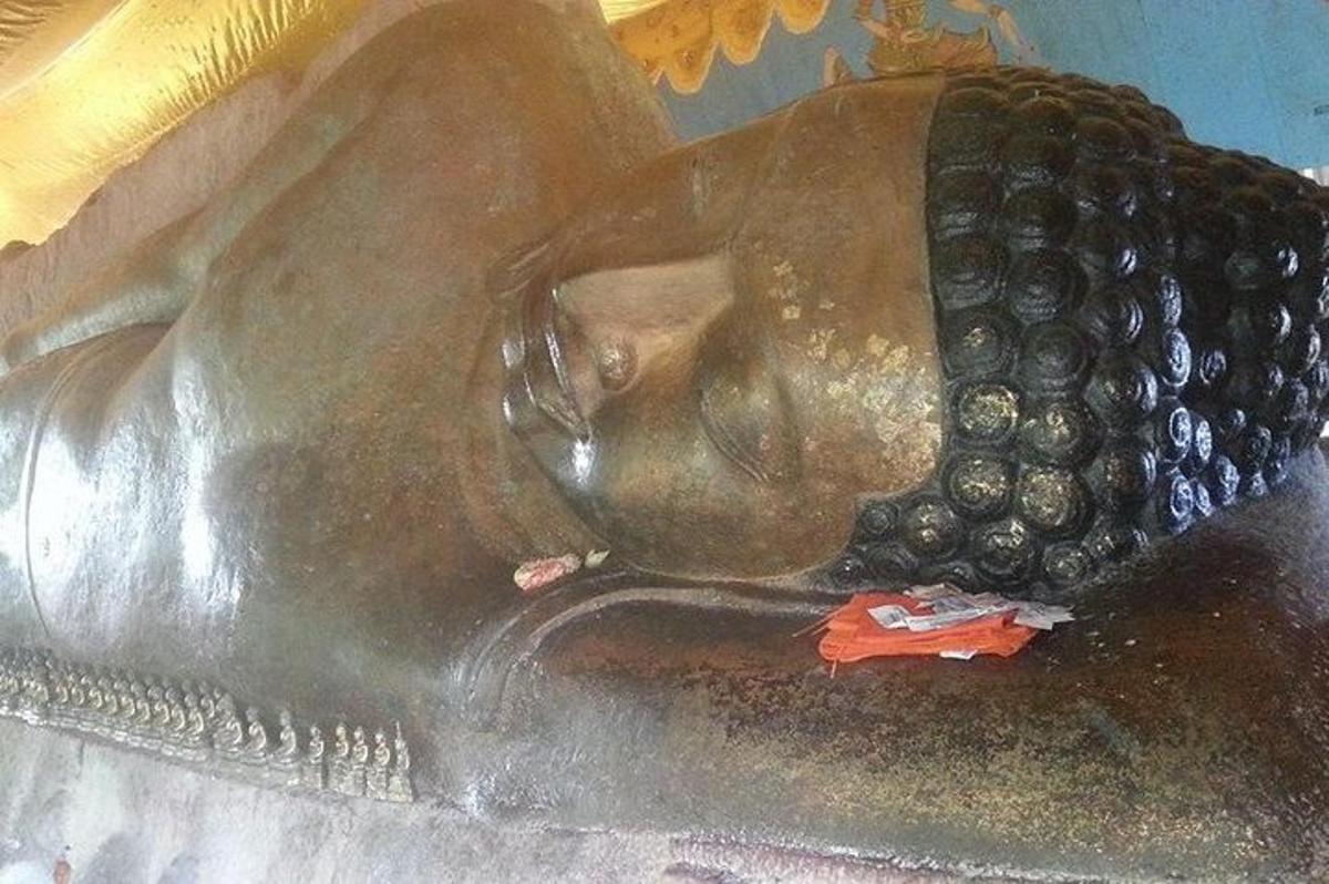 una estàtua d'una dona amb raïm a la falda