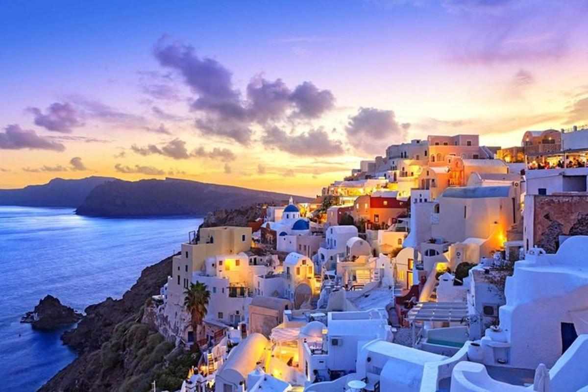 Una vista de un pueblo en la isla de Santorini al atardecer.