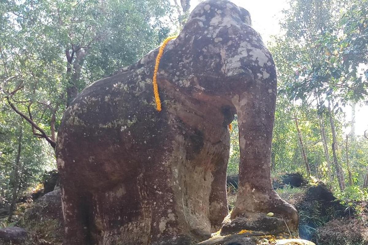 una estàtua d'un ós dempeus al bosc