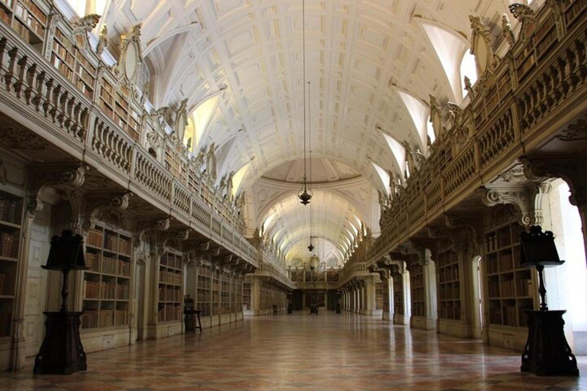 uma grande biblioteca com muitos livros e tetos