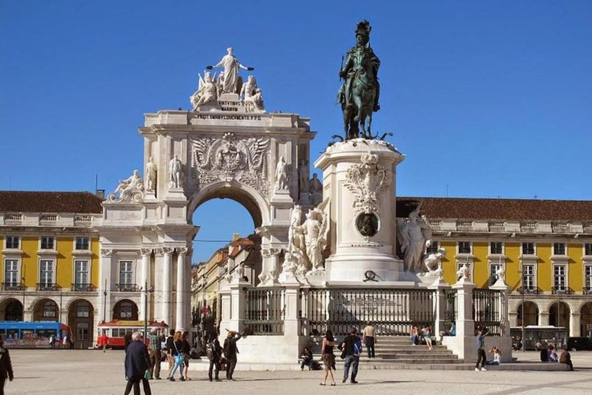 kuju monumendiga hoone ees