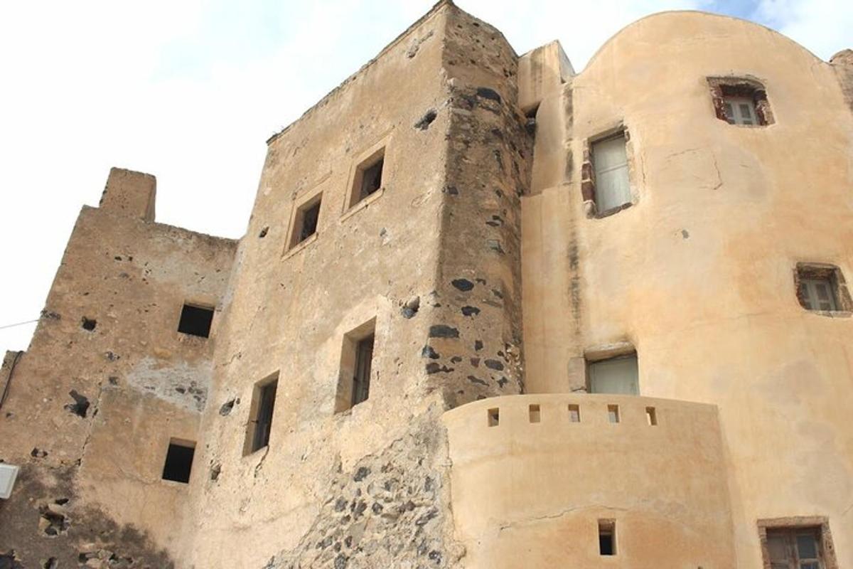 Un edificio antiguo con una torre encima.