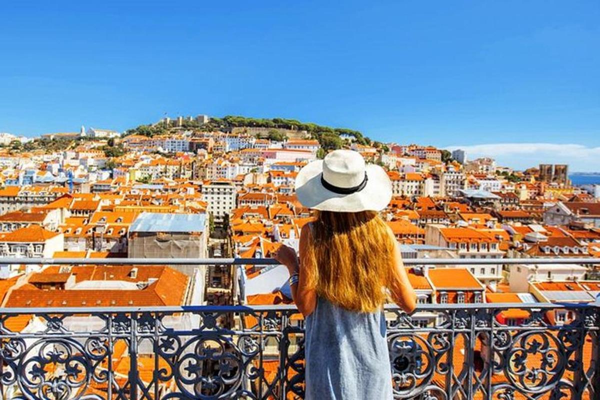 una donna che guarda una città da un balcone
