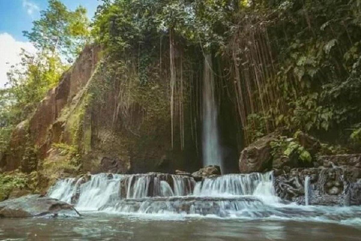 air terjun di tengah sungai