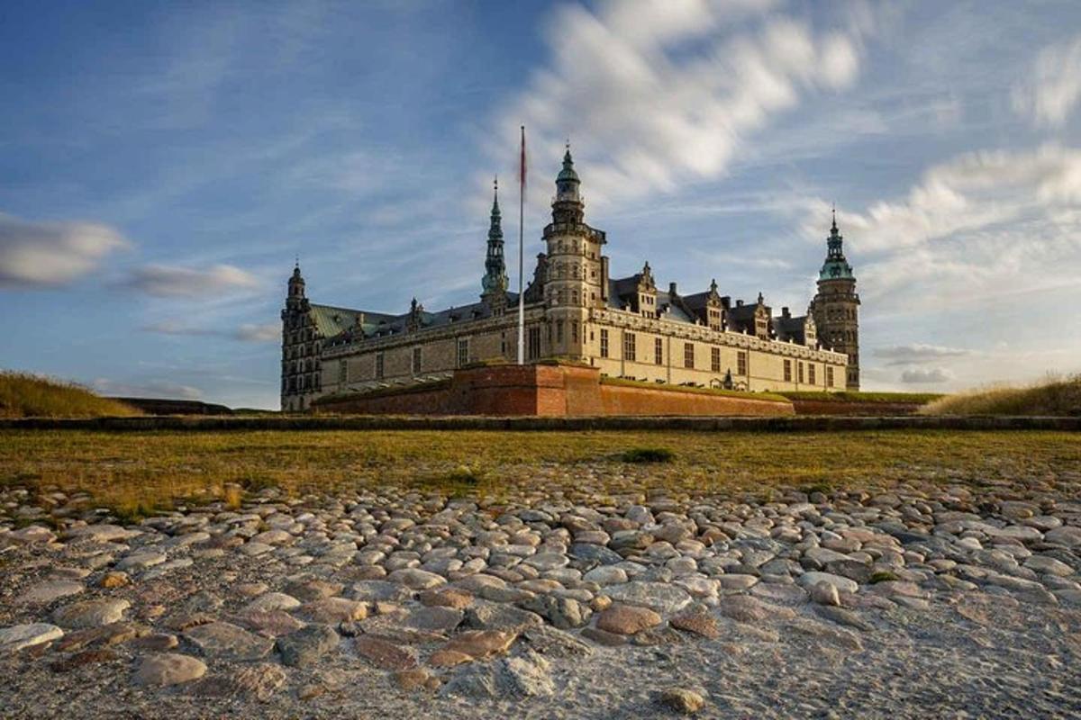 velká budova s věžemi na vrcholu pole