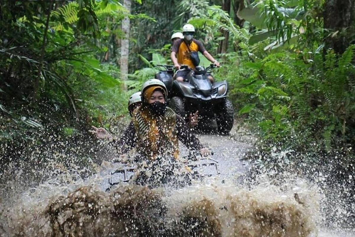 duas pessoas andando de moto na água