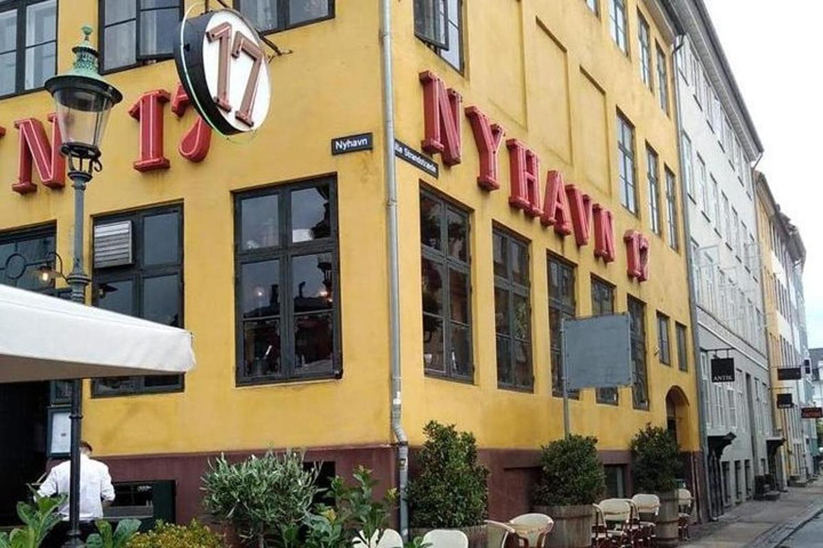 żółty budynek ze znakiem restauracji