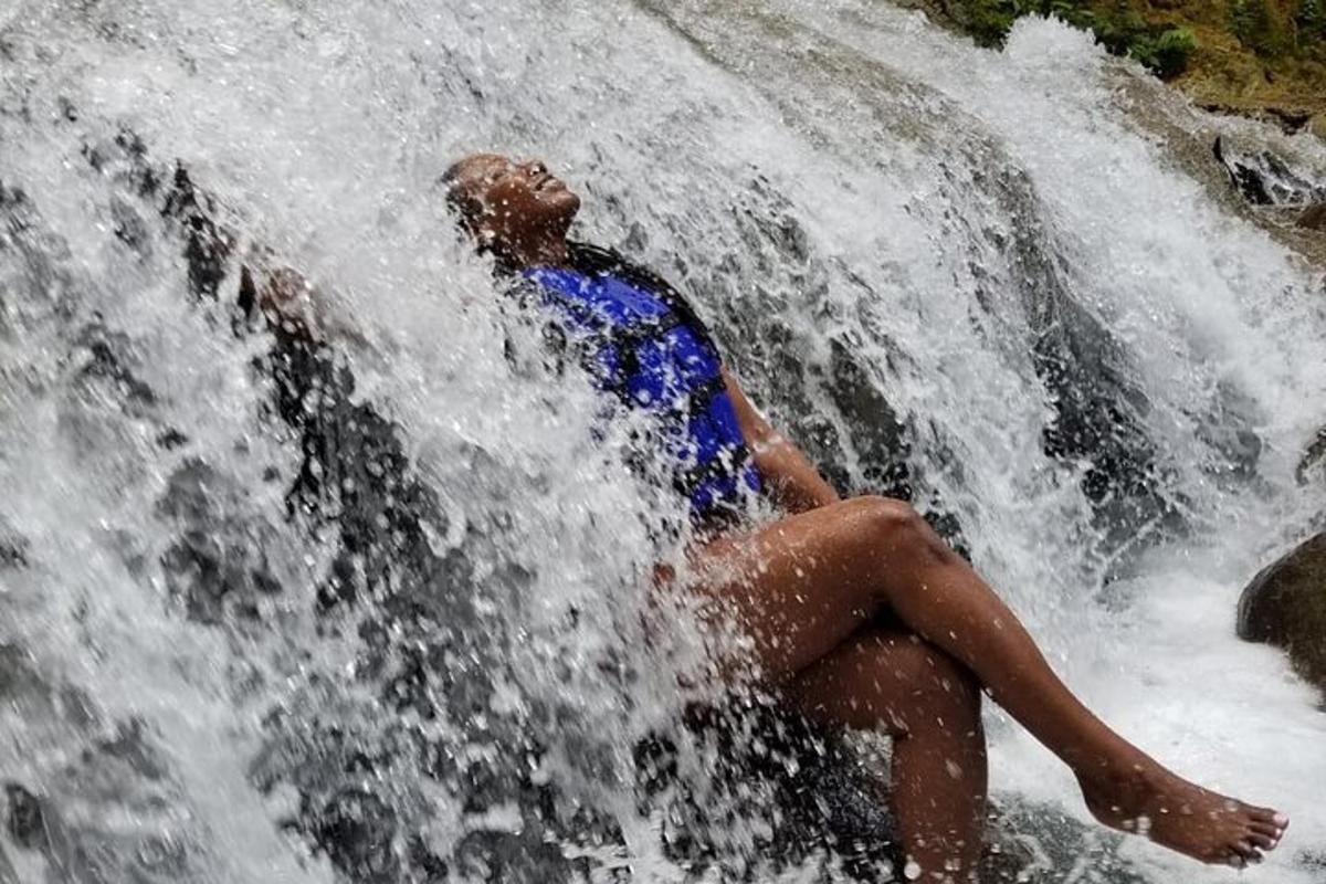 Човек седи у водопаду