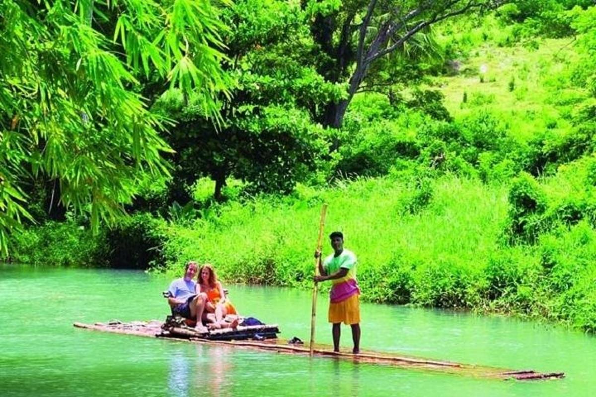 một nhóm người trên bè trên sông