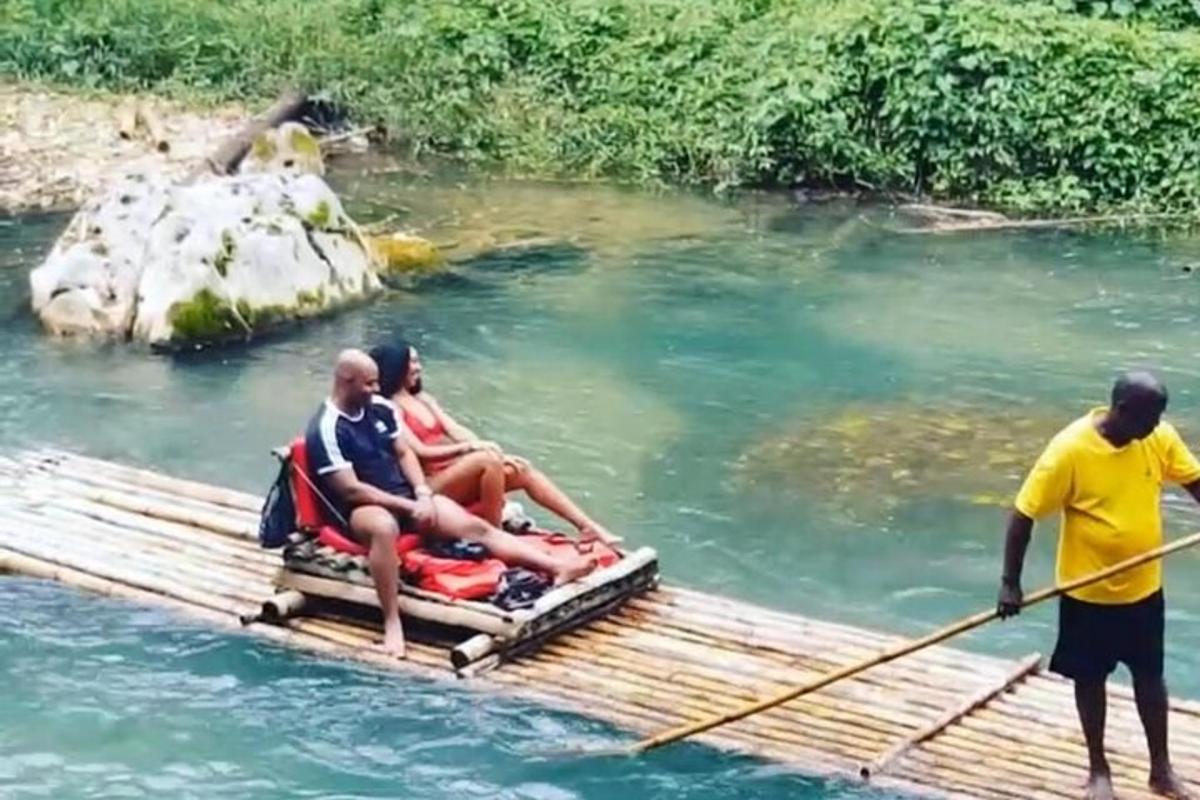 một nhóm người trên bè trên sông