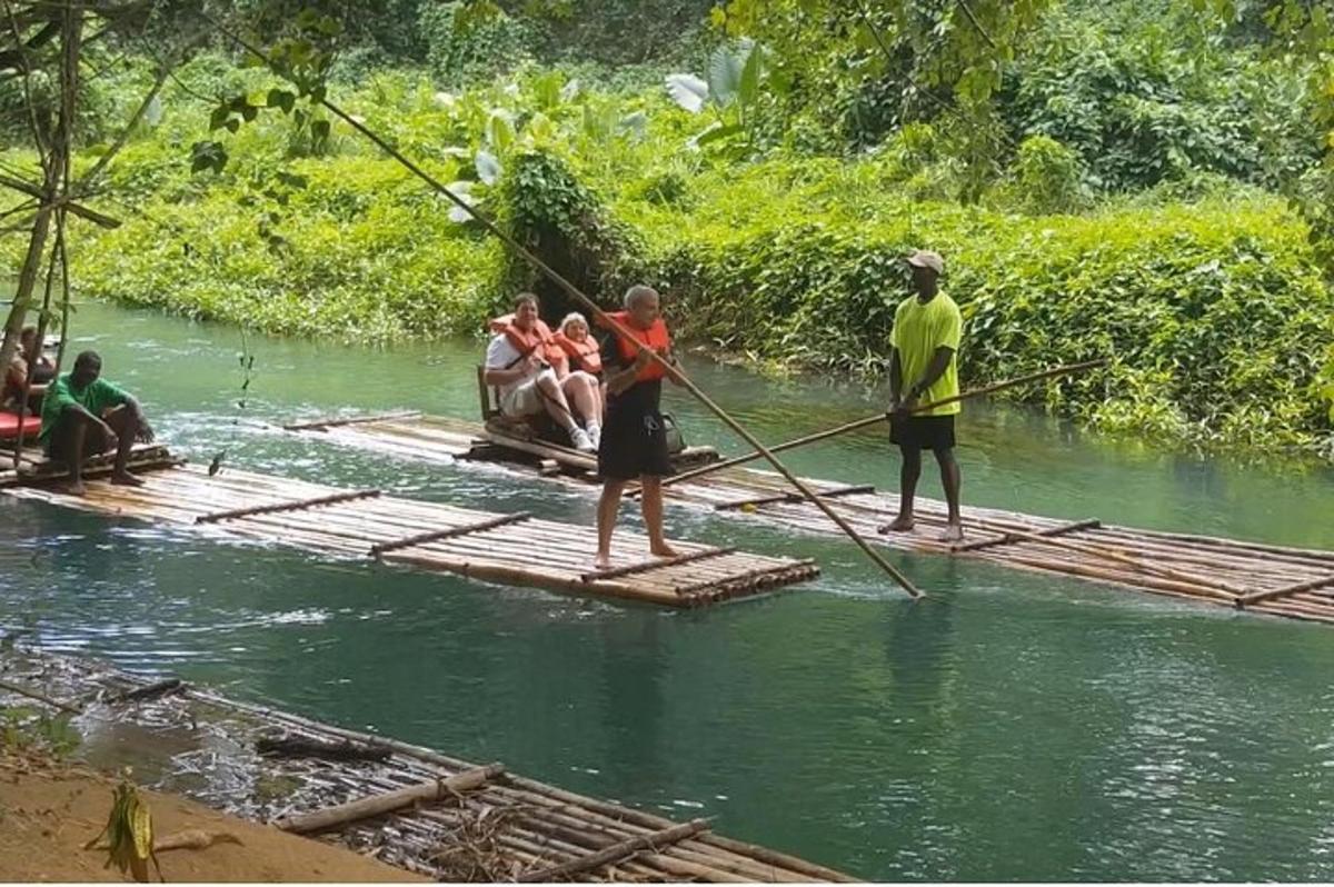 một nhóm người trên bè tre dưới nước