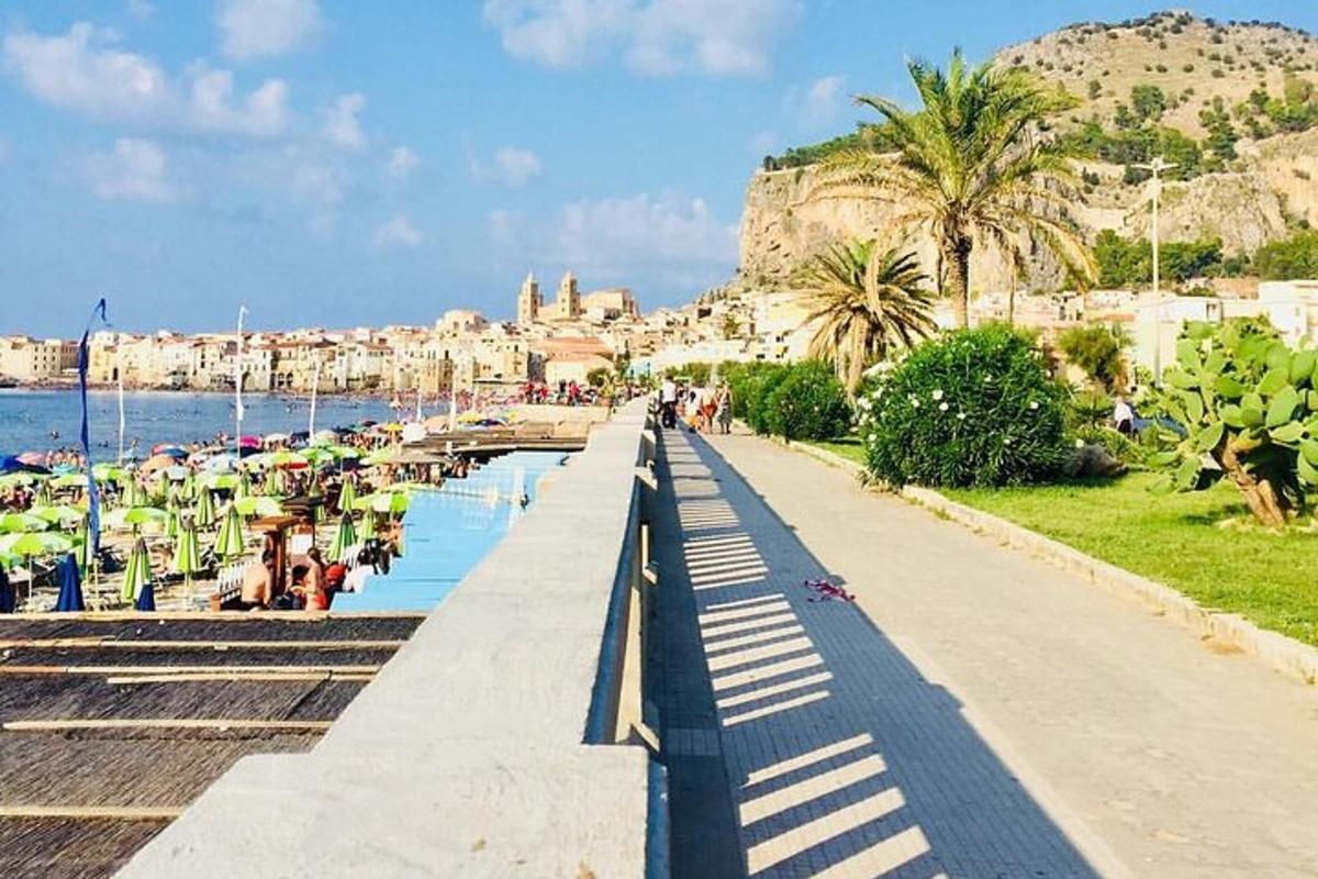 un puente sobre un cuerpo de agua al lado de una playa