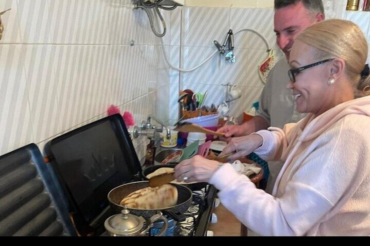 muž a žena vařící jídlo v troubě