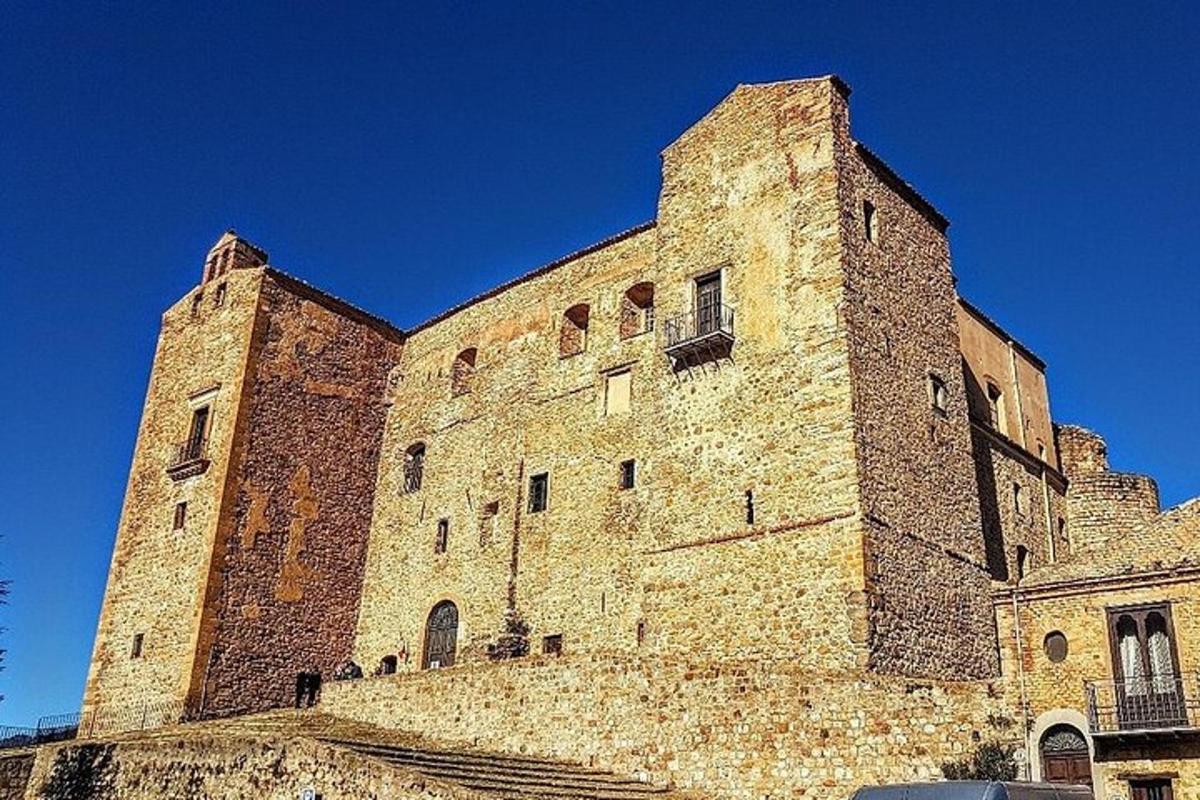 velika opečnata stavba s stopnicami ob strani