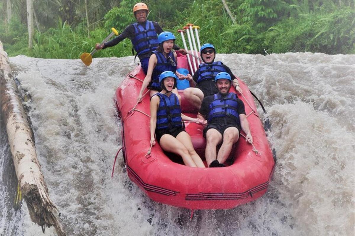 sekumpulan orang di atas rakit di sungai
