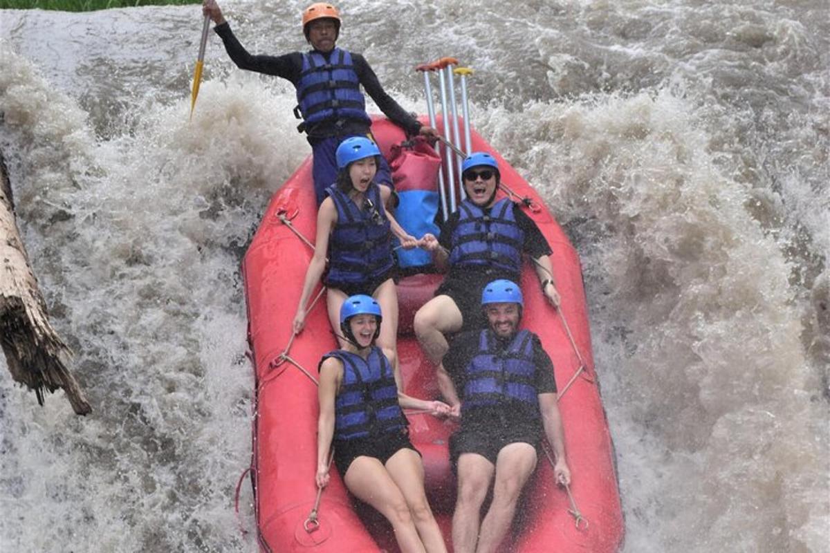 sekumpulan orang dalam rakit di sungai