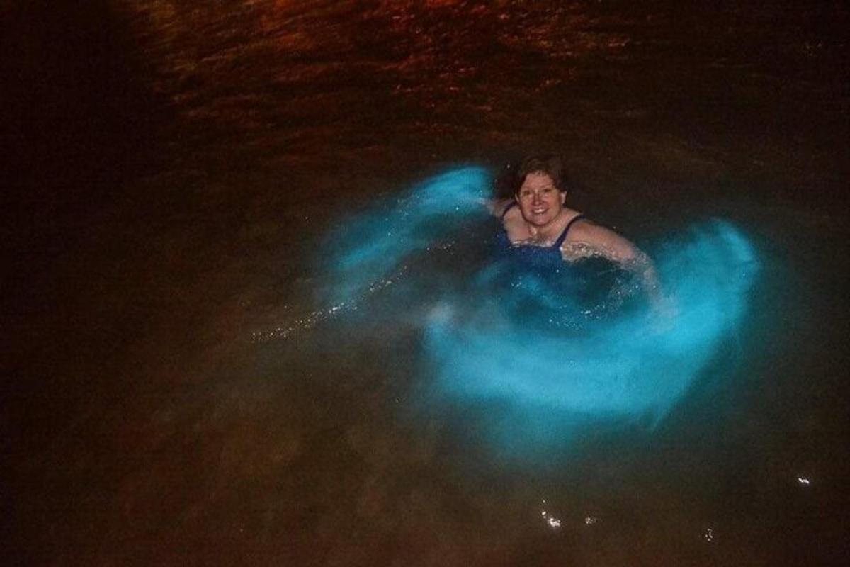een man in een plas water 's nachts