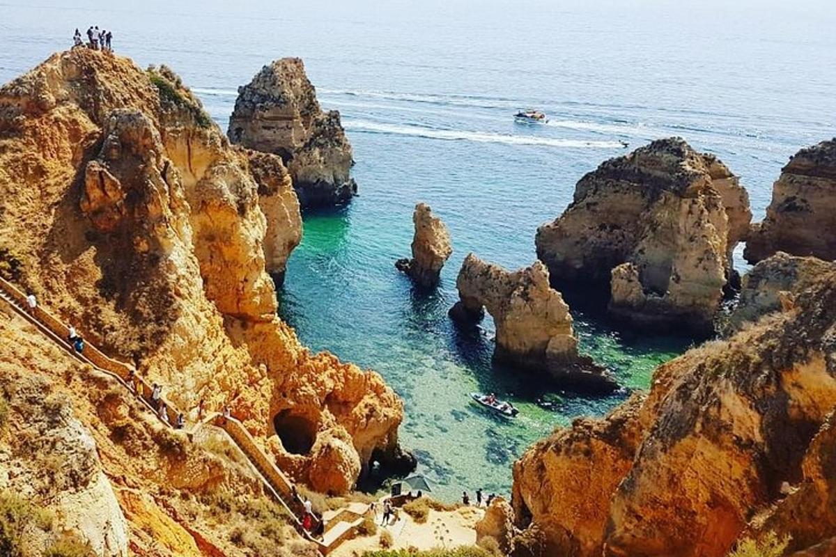група људи у води близу неких стена
