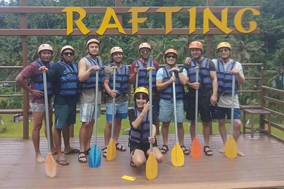 sekumpulan orang bergambar dengan dayung