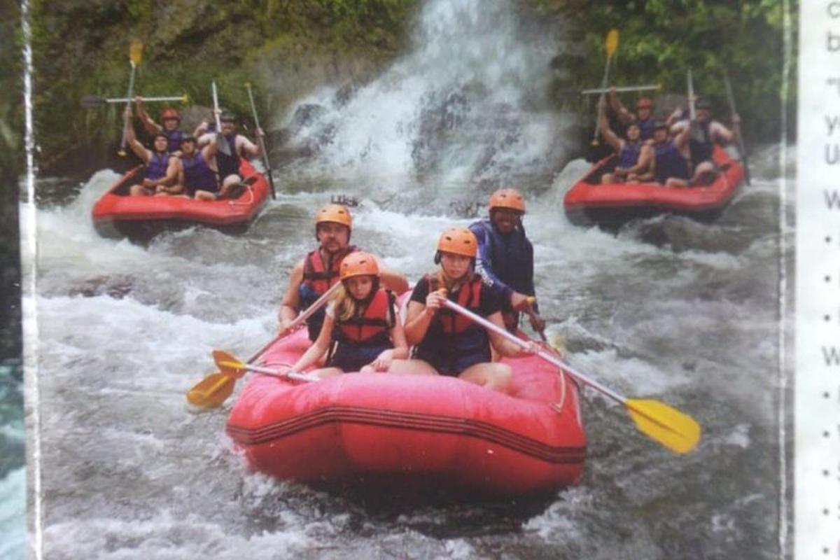 sekumpulan orang sedang berakit di sungai