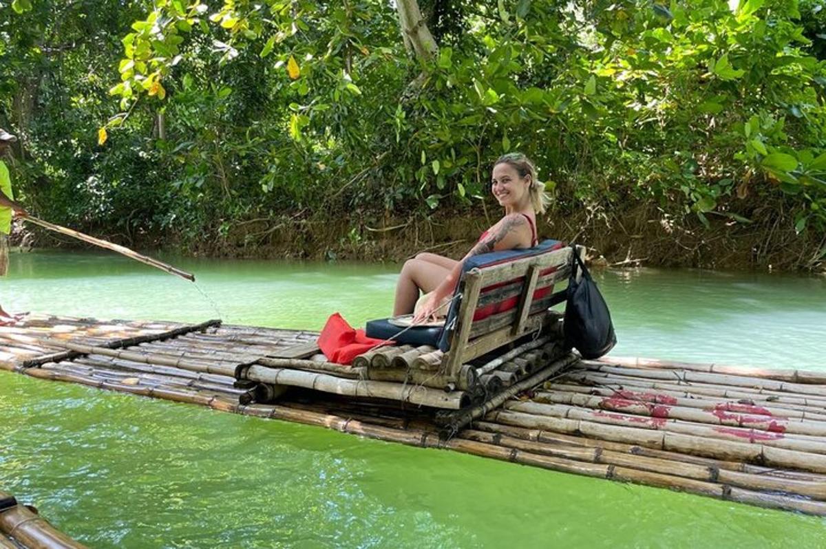 žena sedící na voru ve vodě