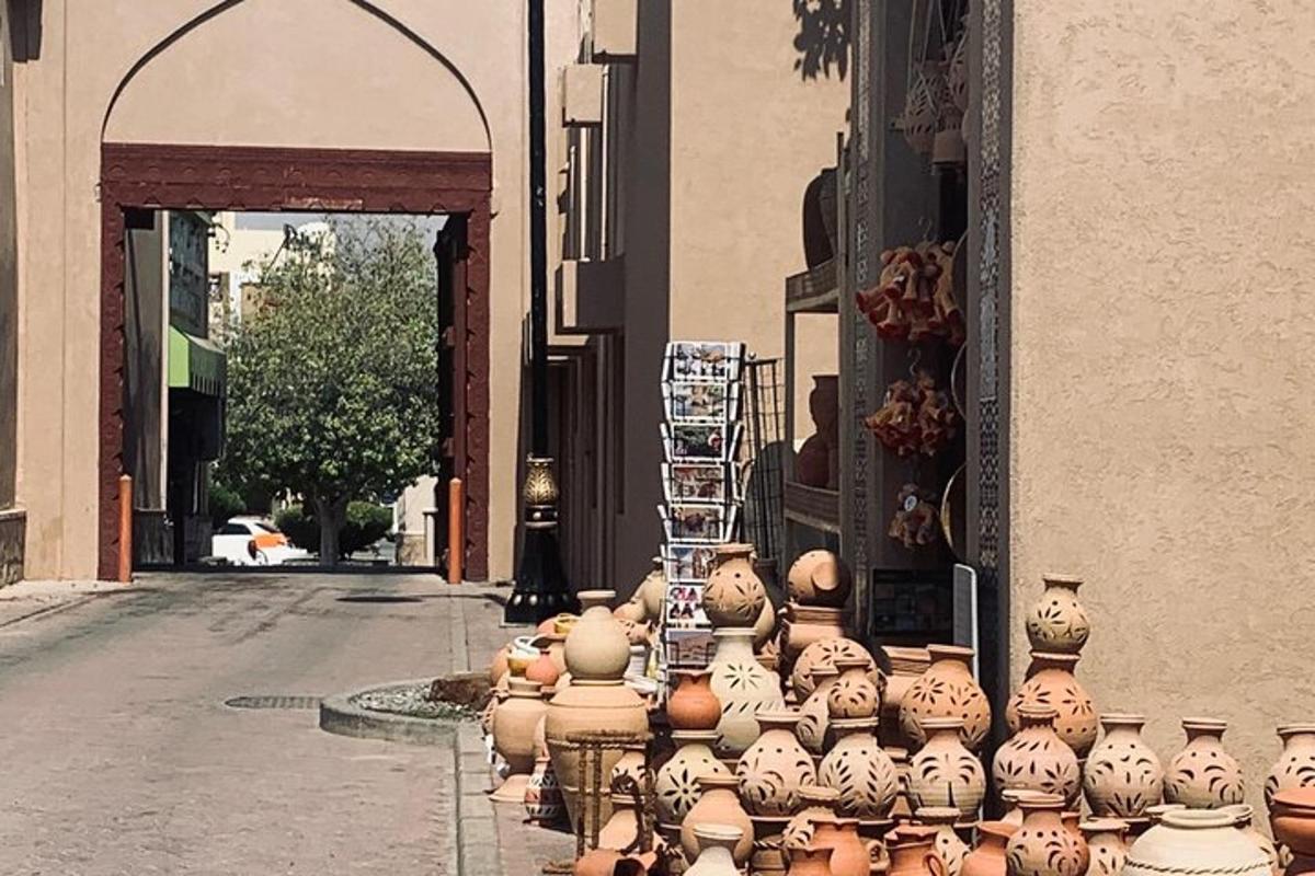 Un grupo de jarrones en el lateral de un edificio.